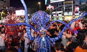 Hàng nghìn người hóa trang xuống phố đi bộ đêm Halloween