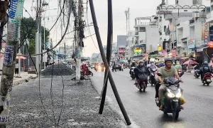 Trụ điện, dây cáp ngổn ngang sau mở rộng đường