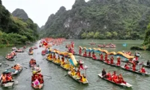 Hàng chục nghìn du khách dự khai hội Tràng An Hàng chục nghìn du khách dự khai hội Tràng An