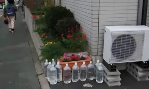 Vì sao người Nhật đặt chai nước quanh nhà? Vì sao người Nhật đặt chai nước quanh nhà?