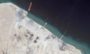 Cảnh hoang tàn ở cảng nhiên liệu Yemen sau đòn tập kích của Mỹ Cảnh hoang tàn ở cảng nhiên liệu Yemen sau đòn tập kích của Mỹ