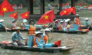 1.100 khách mặc áo dài đi thuyền lập kỷ lục ở Tràng An 1.100 khách mặc áo dài đi thuyền lập kỷ lục ở Tràng An