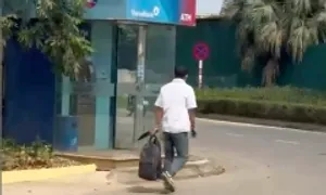 Cầm dao, cướp tiền ngân hàng ở Hà Nội