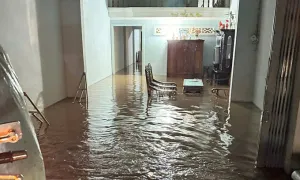 Nước cống tràn vào nhà dân sau mưa ở Lâm Đồng Nước cống tràn vào nhà dân sau mưa ở Lâm Đồng