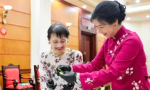 Phu nhân Tổng Bí thư và Phu nhân Thủ tướng Nhật cùng làm bánh cốm Phu nhân Tổng Bí thư và Phu nhân Thủ tướng Nhật cùng làm bánh cốm