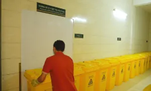 Bệnh viện Bạch Mai bị cắt ghép video 'tuồn chất thải y tế ra môi trường' Bệnh viện Bạch Mai bị cắt ghép video 'tuồn chất thải y tế ra môi trường'