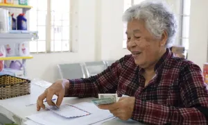 Hơn 3,4 triệu người nhận lương hưu, trợ cấp tháng 5 sớm