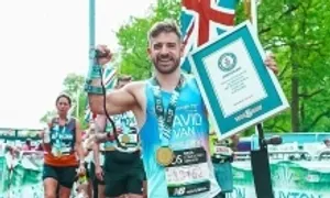 VĐV Paralympic lập kỷ lục thế giới chạy marathon bằng nạng