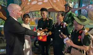 Xuyên đêm tặng cờ, hoa, nước mát cho người xem diễu binh Xuyên đêm tặng cờ, hoa, nước mát cho người xem diễu binh