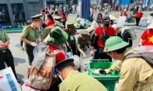 Hàng trăm người tình nguyện nhặt rác sau lễ diễu binh 30/4 Hàng trăm người tình nguyện nhặt rác sau lễ diễu binh 30/4