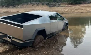 Bán tải Tesla Cybertruck sa lầy vì tài xế tin lời Elon Musk Bán tải Tesla Cybertruck sa lầy vì tài xế tin lời Elon Musk