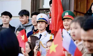Kiều bào ở Nga cổ vũ quân đội Việt Nam hợp luyện duyệt binh Kiều bào ở Nga cổ vũ quân đội Việt Nam hợp luyện duyệt binh
