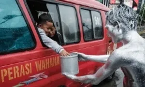 Làm nhân tượng để ăn xin Làm nhân tượng để ăn xin