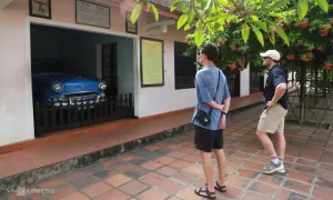 Du khách chiêm ngưỡng ôtô chở Bồ tát Thích Quảng Đức Du khách chiêm ngưỡng ôtô chở Bồ tát Thích Quảng Đức