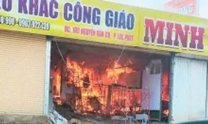 Cháy lớn xưởng điêu khắc gỗ ở Lâm Đồng Cháy lớn xưởng điêu khắc gỗ ở Lâm Đồng