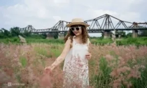 Bãi cỏ hồng hút khách dưới chân cầu Long Biên