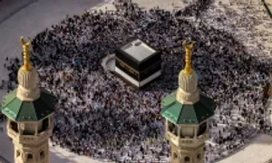 Người hành hương đổ tới Mecca dưới nắng nóng hơn 40 độ C Người hành hương đổ tới Mecca dưới nắng nóng hơn 40 độ C