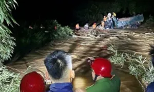 Xuyên đêm cứu hộ 4 người dân mắc kẹt trong lũ Xuyên đêm cứu hộ 4 người dân mắc kẹt trong lũ
