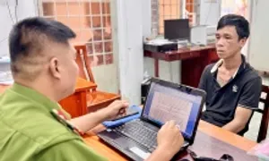 CSGT và người dân vây bắt kẻ trộm xe máy CSGT và người dân vây bắt kẻ trộm xe máy