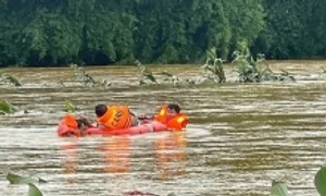 Giải cứu người dân mắc kẹt giữa dòng lũ tại Lai Châu Giải cứu người dân mắc kẹt giữa dòng lũ tại Lai Châu