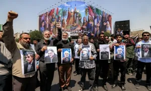 Người Iran giận dữ, sợ hãi sau đòn không kích của Israel Người Iran giận dữ, sợ hãi sau đòn không kích của Israel