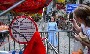 Hà Nội xác minh vụ khách Tây suýt gặp tai nạn ở phố đường tàu Hà Nội xác minh vụ khách Tây suýt gặp tai nạn ở phố đường tàu