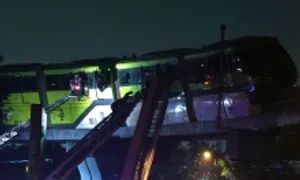 Ấn Độ giải cứu gần 800 người kẹt trong hai đoàn tàu mất điện giữa mưa lớn Ấn Độ giải cứu gần 800 người kẹt trong hai đoàn tàu mất điện giữa mưa lớn