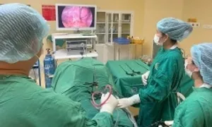 Cô gái mắc u quái buồng trứng chứa đầy tóc và răng Cô gái mắc u quái buồng trứng chứa đầy tóc và răng