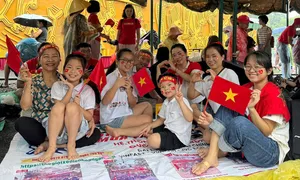 Gia đình ba thế hệ vượt trăm cây số, xuyên đêm chờ diễu binh