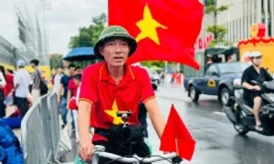 Mang kỷ vật của cha đã khuất đi xem diễu binh 2/9