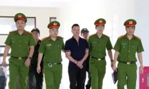 Trùm giang hồ Vi 'Ngộ' bị khởi tố thêm tội trốn thuế Trùm giang hồ Vi 'Ngộ' bị khởi tố thêm tội trốn thuế