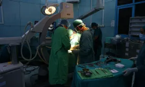 Bé gái trượt patin ngã tổn thương âm hộ Bé gái trượt patin ngã tổn thương âm hộ