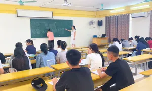 Trường bị đình chỉ, sinh viên đi học trong hoang mang Trường bị đình chỉ, sinh viên đi học trong hoang mang