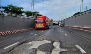 Mặt đường hầm chui cửa ngõ Nam Sài Gòn chi chít ổ gà Mặt đường hầm chui cửa ngõ Nam Sài Gòn chi chít ổ gà