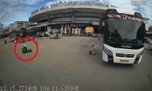 Ôtô khách cán qua người ngồi trong bến xe Ôtô khách cán qua người ngồi trong bến xe