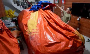 Bọc kín ôtô bằng vải bạt tránh ngập lụt