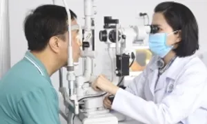 Pháo nổ ngày Tết khiến người đàn ông suýt mù mắt