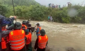 Dùng ròng rọc, drone tiếp tế lương thực cho người dân bị cô lập
