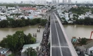 Tháo dỡ cầu hơn 50 năm tuổi ở TP HCM