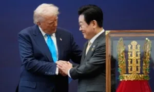 Niềm vui của ông Trump khi được Hàn Quốc tặng vương miện vàng
