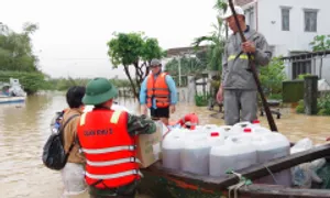 Quân đội tiếp tế cho người dân vùng ngập lụt