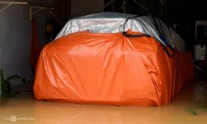 Ôtô thoát ngập nước nhờ dùng bạt bọc kín